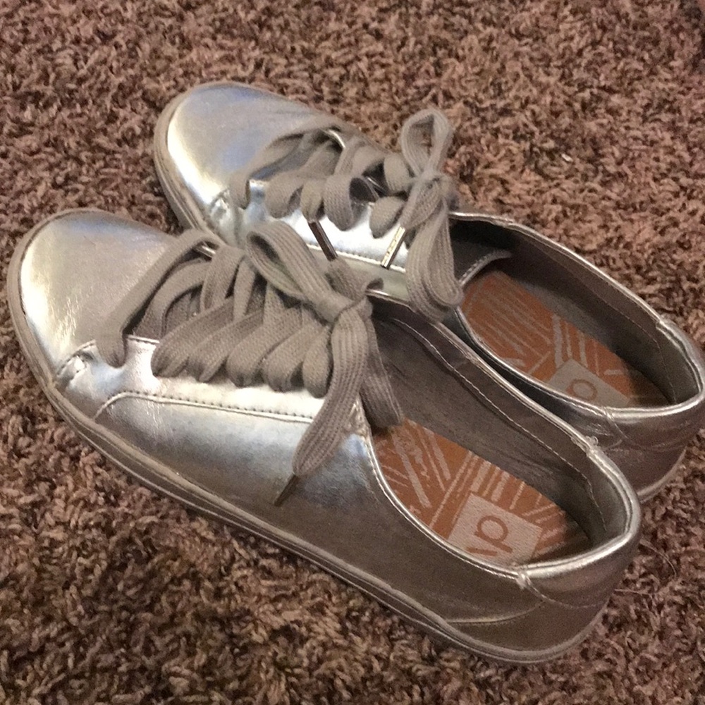 Metallic sneakers 🖤